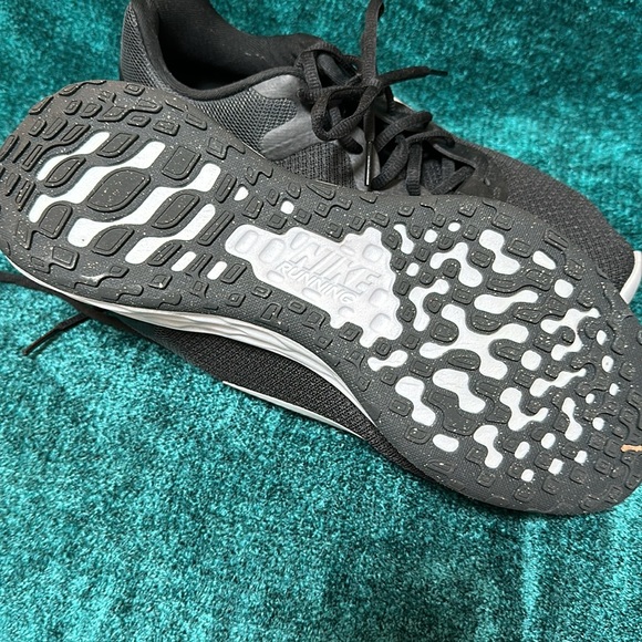 Women’s Nike Tanjun running shoe, size 10.5. Black - Picture 4 of 5